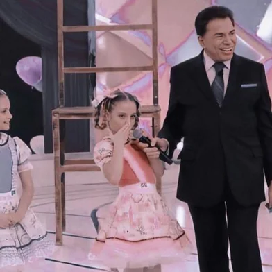 As irmãs caxienses Laryssa Munari e Rayssa Munari tinham apenas 10 anos quando tiveram uma oportunidade que muitos brasileiros gostariam de ter: conheceram o apresentador Silvio Santos, que morreu neste sábado (17), aos 93 anos. As gêmeas participaram do Programa Silvio Santos, no SBT, em 2015. Acompanhadas pela mãe, Greice Munari, a dupla esteve em São Paulo na ocasião para apresentar uma coreografia de Margô Brusa no quadro Talento Infantil, no programa de Silvio.<!-- NICAID(15843260) -->