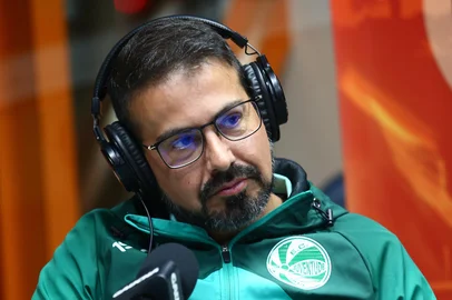 CAXIAS DO SUL, RS, BRASIL, 20/01/2026. Presidente do Juventude, Fábio Pizzamiglio e presidende do SER Caxias, Roberto de Vargas, participam do programa Show dos Esportes no estúdio da Rádio Gaúcha Serra. (Porthus Junior/Agência RBS)<!-- NICAID(16207876) -->