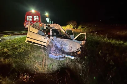Duas pessoas morreram e uma ficou ferida após o carro em que estavam colidir em um animal no km 502 da BR-290, em Rosário do Sul, na fronteira Oeste.<!-- NICAID(16116683) -->