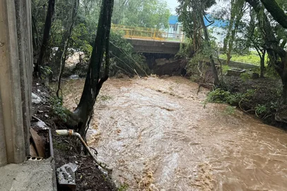 Ponte é interditada em Vila Maria devido as chuvas; prefeitura emite alerta por conta da elevação de rio <!-- NICAID(16331131) -->