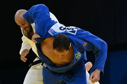 Azerbaijan's Ushangi Kokauri and Brazil's Rafael Silva (Blue) compete in the judo men's +100kg round of 32 bout of the Paris 2024 Olympic Games at the Champ-de-Mars Arena, in Paris on August 2, 2024. (Photo by Luis ROBAYO / AFP)<!-- NICAID(15830477) -->