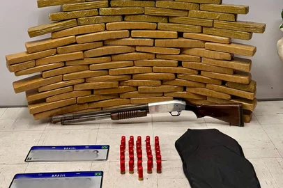Homem é preso com mais de 50 quilos de maconha, espingarda e munições em Bento Gonçalves.<!-- NICAID(16005192) -->