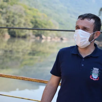 A construção de uma nova Pequena Central Hidrelétrica (PCH), na Foz do Prata, entre Veranópolis e Nova Roma do Sul não saiu ainda do papel, mas já gera algumas discordâncias. Ambas as cidades são favoráveis a construção. Porém, uma ponte no local e não uma melhora nas balsas, que já estão em funcionamento, é vista como a contrapartida ideal pelo executivo de Nova Roma do Sul. A coluna Caixa Forte trouxe, na edição de terça-feira (17), detalhes do projeto. A PCH na Foz do Prata terá potência instalada de 49,3 megawatts (MW), com um investimento estimado em cerca de R$ 300 milhões. A empresa Creral, cooperativa de energia com sede em Erechim é a idealizadora.  Porém, a falta de mais detalhes e informações sobre o projeto deixou o prefeito de Nova Roma do Sul, Douglas Fávero Pasuch, bastante intrigado. Ele se diz favorável a construção da PCH, mas que a cidade tenha contrapartidas que sejam favoráveis e não apenas um melhoramento na balsa.<!-- NICAID(14865025) -->
