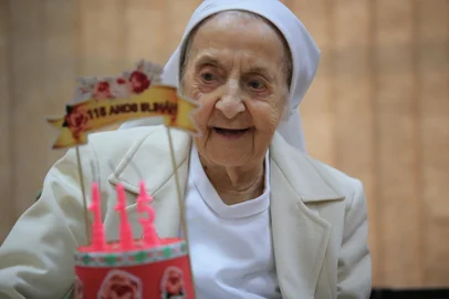 PORTO ALEGRE, RS, BRASIL, 25/05/2023- Irmã Inah Canabarro Lucas completa 115 anos no sábado. A freira é bisneta de David Canabarro e super colorada. Foto: Ronaldo Bernardi / Agencia RBS<!-- NICAID(15437915) -->