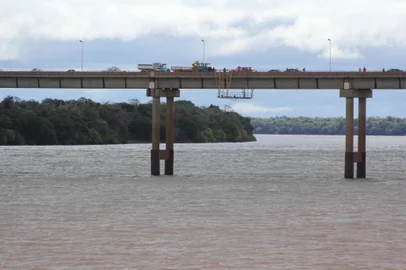 Buscas a homem que caiu da ponte no Rio Uruguai, em São Borja.<!-- NICAID(8622870) -->