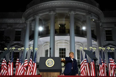 Presidente dos EUA, Donald Trump, gesticula após fazer seu discurso de aceitação da indicação do Partido Republicano para a reeleição durante o último dia da Convenção Nacional Republicana no gramado sul da Casa Branca em 27 de agosto de 2020.<!-- NICAID(14578814) -->