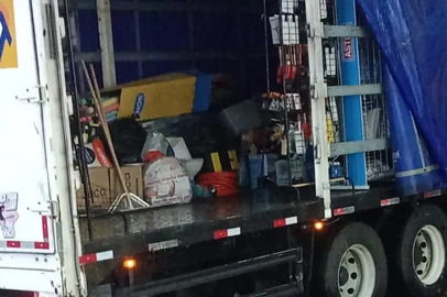 Transportadoras do Vale do Taquari estão fazendo um mutirão para ajudar as famílias a retirarem o que for possível dos seus pertences de casas que estão em regiões com risco de alagamento. As empresas estão disponibilizando caminhões, conta o vice-presidente do Sindicato das Empresas de Transportes de Carga e Logística do Rio Grande do Sul (Setcergs), Diego Tomasi, que é diretor da Tomasi Logística, empresa que tem sede em Lajeado. A região já sofreu com as duas enchentes do ano ado. Os bloqueios de rodovias e destruição de pontes impossibilitam o transporte de um grande número de cargas. Entregas da Região Metropolitana para Serra, Região Central e Norte do Estado estão sem previsão. A única ligação com Santa Catarina e São Paulo é pela BR 101, enfatiza Tomasi. <!-- NICAID(15750014) -->