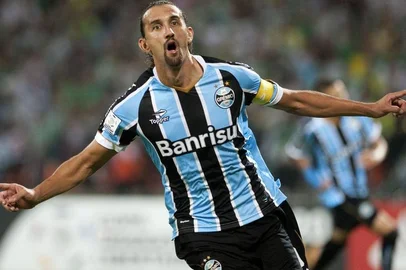 Brazil's Gremio player Hernan Barcos celebrates after scoring against Colombia's Atletico Nacional  during their Libertadores Cup football match at the Atanasio Girardot stadium on April 2, 2014, in Medellin, Antioquia department, Colombia. AFP PHOTO/Raul ARBOLEDA