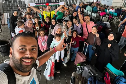 12/11/2023, Selfie de Hasan Rabee com o grupo de brasileiros instantes antes de concretizarem a saída de Gaza. Foto: Arquivo pessoalLocal: GazaIndexador: Arquivo pessoal<!-- NICAID(15595032) -->