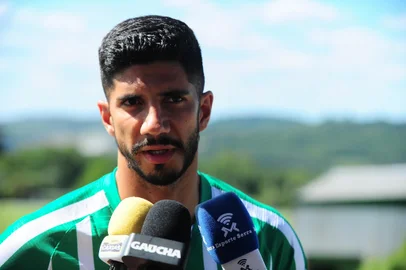 CAXIAS DO SUL, RS, BRASIL, 05/01/2023. Entrevista coletiva do zagueiro guatemalteca Gerardo Gordillo, antes do treino da equipe, no Centro de Treinamentos. (Bruno Todeschini/Agência RBS)Indexador: BTK<!-- NICAID(15313397) -->