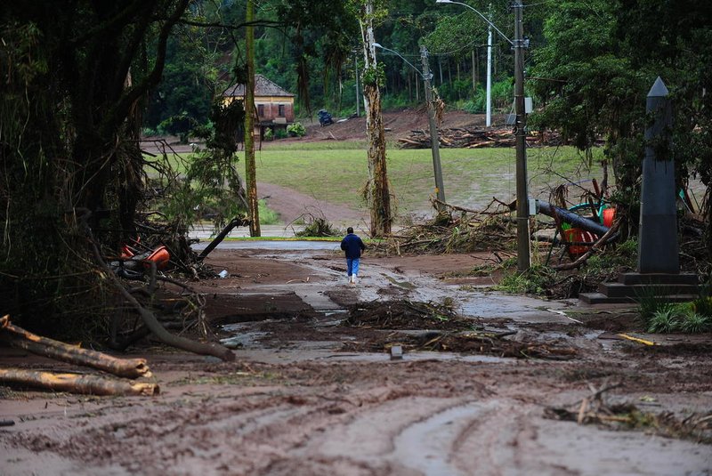 SANTA TEREZA, RS, BRASIL, 0/05/2024. Estragos em Santa Tereza causados pelo temporal da última terça-feira (31/04). (Porthus Junior/Agência RBS)<!-- NICAID(15754131) -->