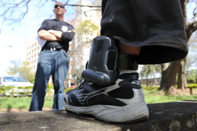 Susepe usa as tornozeleiras eletrônicas, em presos do regime aberto. Preso circulou por Porto Alegre, Cachoeirinha e Canoas para testar o equipamento. Preso sem identificação.<!-- NICAID(5589830) -->