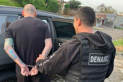 Intitulada Quarta-feira Santa, a ofensiva cumpre 22 mandados de prisão preventiva e 30 mandados de busca e apreensão na Capital, municípios da Região Metropolitana e do Litoral Norte. A investigação tem como alvo uma organização criminosa voltada ao tráfico de drogas e ao comércio ilegal de armas de fogo.<!-- NICAID(16160135) -->