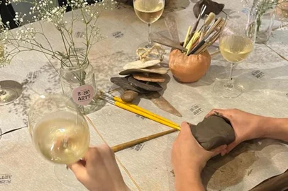 A SohoArtt oferece experiências imersivas com pinturas e cerâmicas onde você aproveita o tempo para deixar a criatividade rolar. Por não ser um curso, você não precisa saber a técnica, é uma experiência totalmente livre para você curtir seja sozinho, com amigos, com a família ou em um date.6ª edição do Cerâmica e Vinho, quinta-feira (4), das 19h às 22h, Galeria Arte Quadros.<!-- NICAID(15722123) -->