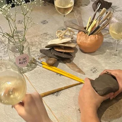 A SohoArtt oferece experiências imersivas com pinturas e cerâmicas onde você aproveita o tempo para deixar a criatividade rolar. Por não ser um curso, você não precisa saber a técnica, é uma experiência totalmente livre para você curtir seja sozinho, com amigos, com a família ou em um date.6ª edição do Cerâmica e Vinho, quinta-feira (4), das 19h às 22h, Galeria Arte Quadros.<!-- NICAID(15722123) -->