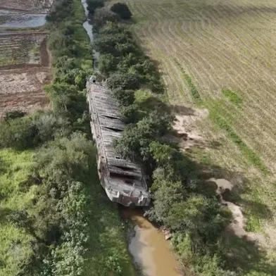 Um navio encalhado desde maio de 2024 em um canal de irrigação no distrito de Passo Raso, em Triunfo, na Região Carbonífera, continua bloqueando o fluxo de água para uma lavoura de arroz de 500 hectares.<!-- NICAID(16068582) -->