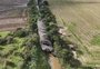 Embarcação encalhada desde enchente de 2024 é retirada de canal de irrigação em Triunfo