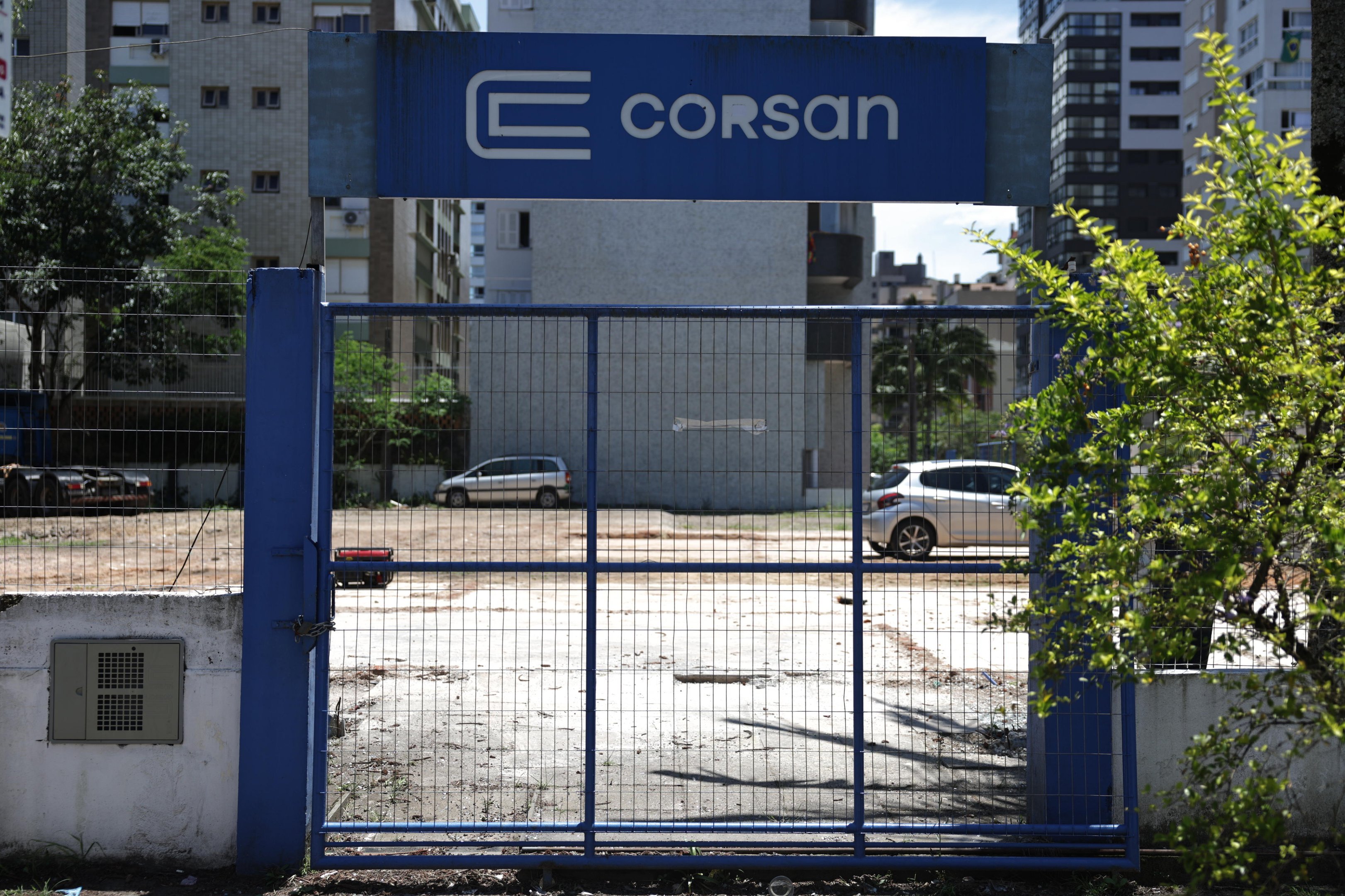 Pr&eacute;dio que era de estatal &eacute; demolido para dar lugar a parque de divers&otilde;es em Torres