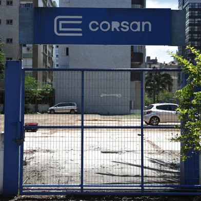 TORRES, RS, BRASIL, 02-01-2026: Em área valorizada da região central de Torres, terreno que abrigava as instalações da Corsan,  ganhará parque de diversões temporário. Foto: Renan Mattos / Agência RBS<!-- NICAID(16196895) -->