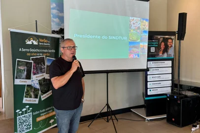 Foi lançado nesta quarta-feira, dia 15 de janeiro, o projeto “Verão na Serra Gaúcha”. Serão 86 dias com as mais diversas opções em hotelaria, gastronomia, parques e eventos. “Existem ótimas opções na Região das Hortênsias nesta época do ano, com um clima mais ameno, muito mais tranquilidade, e vários locais com preços competitivos e diversos eventos”, conta Lisa Gottschalk, Gerente Executiva do SindTur Serra Gaúcha, entidade que lidera a promoção em parceria com o CONTUR Hortênsias. Na foto, Claudio Souza, do Sindtur.<!-- NICAID(15954391) -->