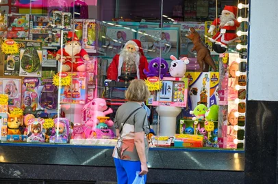 Brinquedos e vestuários estão entre os preferidos para os presentes de Natal deste ano segundo a pesquisa de intenção de compras da CDL Caxias. O trabalho aponta que seis entre 10 caxienses devem ir às lojas na principal data comemorativa para vendas no comércio.<!-- NICAID(15936579) -->