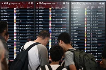 L'aéroport international de Berlin bloqué par une panne techniquePassengers stand in front of a display announcing flights at the BER Berlin-Brandenburg Airport in Schoenefeld, southeast of the German capital, on July 19, 2024, after flights were temporarily suspended at the airport as a global IT outage hit Germany. The disruption came as a major outage wrought havoc on computer systems worldwide, grounding flights in the United States, derailing television broadcasts in the UK and impacting telecommunications in Australia. (Photo by RALF HIRSCHBERGER / AFP)Editoria: FINLocal: BerlinIndexador: RALF HIRSCHBERGERSecao: air transportFonte: AFPFotógrafo: STR<!-- NICAID(15818112) -->