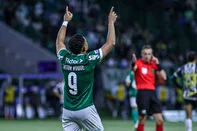 SP - BRASILEIRÃO/PALMEIRAS X SANTOS - ESPORTES - Vitor Roque, do Palmeiras, comemora seu gol na partida contra o Santos, válida     pela 32ª rodada do Campeonato Brasileiro, realizada no estádio do Allianz Parque,     na zona oeste de São Paulo, na noite desta quinta-feira, 06.    06/11/2025 - Foto: EVERTON OKUBO/AGÊNCIA F8/ESTADÃO CONTEÚDO<!-- NICAID(16162684) -->