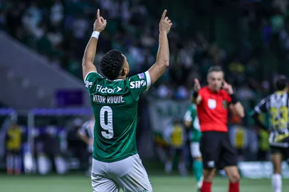 EVERTON OKUBO / AGÊNCIA F8/ESTADÃO CONTEÚDO SP - BRASILEIRÃO/PALMEIRAS X SANTOS - ESPORTES - Vitor Roque, do Palmeiras, comemora seu gol na partida contra o Santos, válida pela 32ª rodada do Campeonato Brasileiro, realizada no estádio do Allianz Parque, na zona oeste de São Paulo, na noite desta quinta-feira, 06. 06/11/2025 - Foto: EVERTON OKUBO/AGÊNCIA F8/ESTADÃO CONTEÚDO<!-- NICAID(16162684) -->