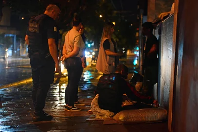 Abordagem encaminha pessoas em situação de rua em Caxias do SulNa primeira noite de força-tarefa, nesta segunda-feira (26/2), pessoas que se encontravam em situação de rua em Caxias do Sul foram encaminhadas aos serviços de assistência e de saúde já oferecidos pelo município. Além de reforçar o acompanhamento digno para quem está nessa situação, o trabalho realizado em conjunto por equipes da Fundação de Assistência Social (FAS) e Secretaria Municipal da Saúde teve como objetivo potencializar a adesão e oferta de acolhimento institucional e encaminhamento para tratamento em Centro de Atenção Psicossocial.<!-- NICAID(15691169) -->