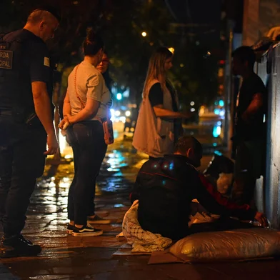 Abordagem encaminha pessoas em situação de rua em Caxias do SulNa primeira noite de força-tarefa, nesta segunda-feira (26/2), pessoas que se encontravam em situação de rua em Caxias do Sul foram encaminhadas aos serviços de assistência e de saúde já oferecidos pelo município. Além de reforçar o acompanhamento digno para quem está nessa situação, o trabalho realizado em conjunto por equipes da Fundação de Assistência Social (FAS) e Secretaria Municipal da Saúde teve como objetivo potencializar a adesão e oferta de acolhimento institucional e encaminhamento para tratamento em Centro de Atenção Psicossocial.<!-- NICAID(15691169) -->