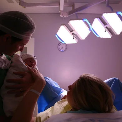 PORTOALEGRE-RS-BR-DATA:2014Eduardo Homrich Granzotto com a esposa Fabiana Caramori Noal Granzotto, no hospital Moinho de Ventos, prestes a dar luz de parto normal, ao filho Marco Noal Granzotto.Eduardo, leva o filho Marco até a esposa, após os cuidados de medir e pesar o pequeno Marco.FOTÓGRAFO:TADEUVILANI<!-- NICAID(10706889) -->