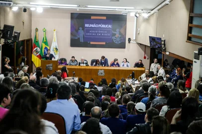 Neimar De Cesero / Grupo RBS CAXIAS DO SUL, RS, BRASIL, 14/10/2026. Com vaias e plenário lotado, reunião debate crise financeira na área assistencial de Caxias do Sul. Dentre os motivos para a convocação do encontro está o atraso de quatro meses no repasse municipal para as Organizações da Sociedade Civil. (Neimar De Cesero/Grupo RBS)<!-- NICAID(16387476) -->