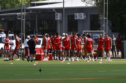 PORTO ALEGRE, RS, BRASIL, 05-01-2026: Jogadores do Internacional participam do primeiro treino da temporada 2026, marcado pela presença do novo treinador, o uruguaio Paulo Pezzolano. A atividade também contou com Abel Braga, Fabinho Soldado e o presidente Alessandro Barcellos. Foto: Jeff Botega/Agência RBSIndexador: jeff botega<!-- NICAID(16197871) -->