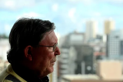 CAXIAS DO SUL, RS, BRASIL, 22/05/2018. Escritor, tradutor e professor José Clemente Pozenato completa 80 anos de vida. (Diogo Sallaberry/Agência RBS)<!-- NICAID(13560385) -->