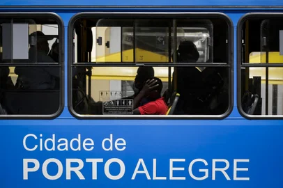PORTO ALEGRE, RS, BRASIL, 09-11-2021: Circulacao de onibus e passageiros no Terminal Parobe, na regiao central. A EPTC abriu consulta aos usuarios sobre a qualidade do transporte publico de Porto Alegre. (Foto: Mateus Bruxel / Agencia RBS)Indexador: Mateus Bruxel<!-- NICAID(14936250) -->