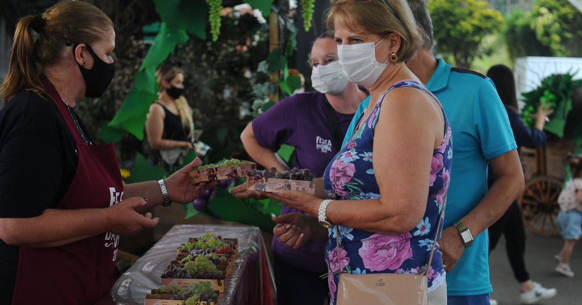 Público na 33ª Festa da Uva, em Caxias do Sul, já passou de 65 mil pessoas, segundo Público na 33ª Festa da Uva, em Caxias do Sul, já passou de 65 mil pessoas, segundo
