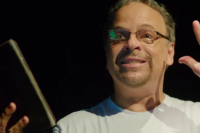 Gilberto Perin / Divulgação Numa promoção do Sesc/RS. Lajeado, Montenegro, Caxias do Sul, Camaquã, Pelotas, Gravataí, Canoas, São Leopoldo e Uruguaiana integram circuito de apresentações da peçaCom texto de Caio Fernando Abreu e apresentação repleta de recursos multimídia, a releitura da consagrada peça “O Homem e a Mancha” entra em cartaz em nove cidades gaúchas em abril, numa promoção do Sesc/RS. O monólogo é dirigido por Aimar Labaki e estrelado por Marcos Breda, mesmo ator da montagem original do espetáculo, de 1996. Com o auxílio da tecnologia, ele revive e, ao mesmo tempo, dialoga com o personagem dos anos 90. Com intensa carga poética, o artista transita entre a história de diferentes personagens. Dentre eles, um ator à procura de um personagem, um aposentado solitário que se isola do mundo, um homem obcecado por uma mancha na pele e Dom Quixote, o cavaleiro da triste figura.<!-- NICAID(15385804) -->