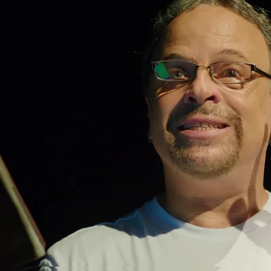 Numa promoção do Sesc/RS. Lajeado, Montenegro, Caxias do Sul, Camaquã, Pelotas, Gravataí, Canoas, São Leopoldo e Uruguaiana integram circuito de apresentações da peçaCom texto de Caio Fernando Abreu e apresentação repleta de recursos multimídia, a releitura da consagrada peça “O Homem e a Mancha” entra em cartaz em nove cidades gaúchas em abril, numa promoção do Sesc/RS. O monólogo é dirigido por Aimar Labaki e estrelado por Marcos Breda, mesmo ator da montagem original do espetáculo, de 1996. Com o auxílio da tecnologia, ele revive e, ao mesmo tempo, dialoga com o personagem dos anos 90. Com intensa carga poética, o artista transita entre a história de diferentes personagens. Dentre eles,  um ator à procura de um personagem, um aposentado solitário que se isola do mundo, um homem obcecado por uma mancha na pele e Dom Quixote, o cavaleiro da triste figura.<!-- NICAID(15385804) -->