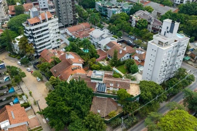 Terrenos de sete casas e um prédio darão lugar a grande condomínio no bairro Bela Vista<!-- NICAID(15726487) -->