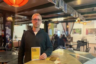 Neste sábado vai rolar o lançamento do livro "A lenda do corpo e da cabeça", de Paulo Damin, seguido de bate-papo entre o autor e o poeta Marco de Menezes, no Zarabatana Café (Centro de Cultura Ordovás - Rua Luiz Antunes, 312). Publicado pela editora Coragem, a obra faz parte da coleção "Narrativas Porto-Alegrenses", uma parceria com a Revista Parêntese.<!-- NICAID(16032975) -->