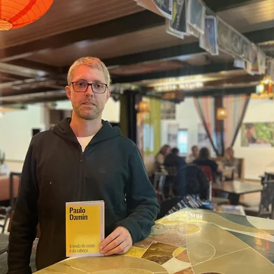 Neste sábado vai rolar o lançamento do livro "A lenda do corpo e da cabeça", de Paulo Damin, seguido de bate-papo entre o autor e o poeta Marco de Menezes, no Zarabatana Café (Centro de Cultura Ordovás - Rua Luiz Antunes, 312). Publicado pela editora Coragem, a obra faz parte da coleção "Narrativas Porto-Alegrenses", uma parceria com a Revista Parêntese.<!-- NICAID(16032975) -->