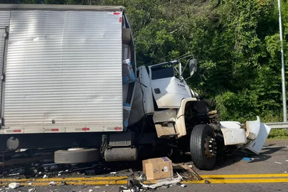 Motorista de caminhão e passageira estão em estado grave após acidente na BR-386 em São José do Herval; assista ao vídeo<!-- NICAID(16185361) -->