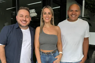 Pelo segundo ano consecutivo, a Rádio 92, em parceria com GZH, vai transmitir o Carnaval de Porto Alegre. Dessa vez, Amanda Souza e Gustavo Gossen estarão ao vivo, diretamente do Complexo Cultural do Porto Seco, ancorando o nosso Ziriguidum e trazendo para a audiência informações, comentários em tempo real sobre os desfiles do Grupo Ouro e conteúdos exclusivos. Na avenida, o repórter Alexandre Rodrigues estará a postos para registrar as concentrações e conversar com a galera que faz o Carnaval de Porto Alegre acontecer e ser histórico ano após ano. <!-- NICAID(15995102) -->