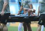 VÍDEO: Jhonata Robert sofre nova lesão em jogo do Grêmio e chora ao ser carregado para o vestiário