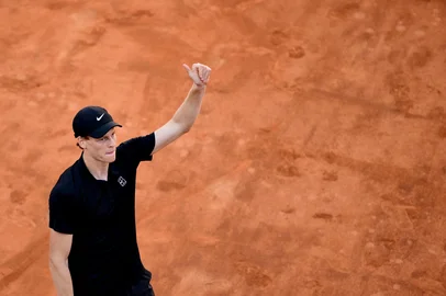 Italy's Jannik Sinner celebrates winning against Netherland Jesper De Jong at the end of their round of 16 men's singles match of the WTA Rome Open tennis tournament at Foro Italico in Rome on May 12, 2025. (Photo by Marco BERTORELLO / AFP)<!-- NICAID(16035312) -->
