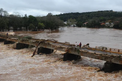 NOVA BASSANO, RS, BRASIL, 05/09/2023. Estragos causados pela chuva em Nova Bassano. Na foto, ponte sobre o Rio Carreiro, na divisa de Nova Bassano com Serafina Corrêa. (Bruno Todeschini/Agência RBS)Indexador: BTK<!-- NICAID(15531896) -->