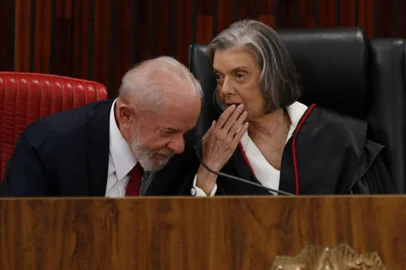 DF - CÁRMEN LÚCIA/TSE/POSSE/CERIMÔNIA - POLÍTICA - A ministra Cármen Lúcia conversa com o presidente da República, Luiz Inácio Lula da Silva (PT), durante a sua   cerimônia de posse como presidente do Tribunal Superior Eleitoral (TSE), na sede do Tribunal, em Brasília, na noite    desta segunda-feira, 3 de junho de 2024. Ela assume o comando do órgão no lugar do ministro Alexandre de Moraes,   ficará no cargo até 2026 e será responsável por conduzir as eleições municipais deste ano. O vice será o ministro   Kássio Nunes Marques, que também toma posse hoje.   03/06/2024 - Foto: WILTON JUNIOR/ESTADÃO CONTEÚDO<!-- NICAID(15779759) -->