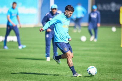 PORTO ALEGRE, RS, BRASIL, 21-07-2025: Treino do Grêmio no CT Luiz Carvalho. Na foto, o volante uruguaio Carballo. (Foto: Lucas Uebel/Grêmio/Divulgação)<!-- NICAID(16084885) -->