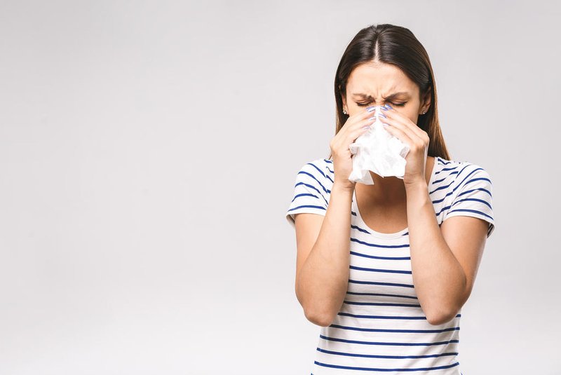 *A PEDIDO DE LUISA TESSUTO* People, healthcare, rhinitis, cold and allergy concept - unhappy woman with paper napkin blowing nose - Foto: denis_vermenko/stock.adobe.comFonte: 212764488<!-- NICAID(15273402) -->