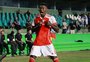 Inter vence Gre-Nal em Curitiba, entra no G-6 e afunda Grêmio no Z-4 do Brasileirão